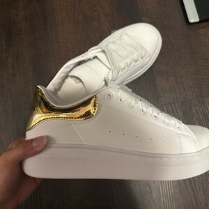 7.5 women’s white alexander mcqueens